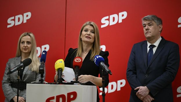 Performans s dresovima na konferenciji SDP-a povodom imenovanja novog ministra rada, mirovinskog sustava, obitelji i socijalne politike Alena Ružića - 12