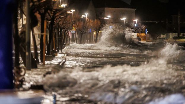 Olujno jugo i plima u Kaštelima