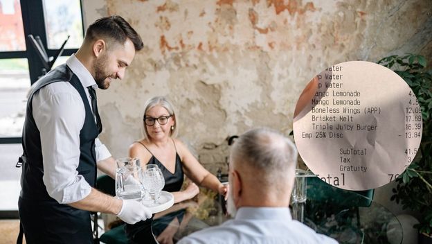 Konobar kako poslužuje ljude i račun iz restorana