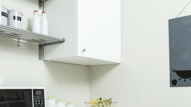 Jednostavno uređen stan s malom kuhinjom