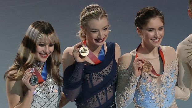 Amber Glenn, Alysa Liu i Isabeau Levito - 3