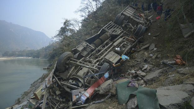 Autobus sletio u provaliju