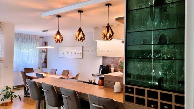 Luksuzan stan - pogled na Branimirovu - 4