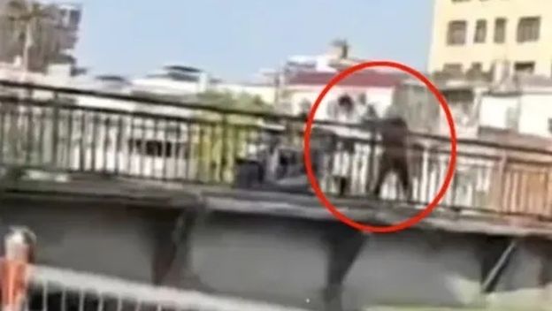 Otac bacio dijete s mosta u Kini