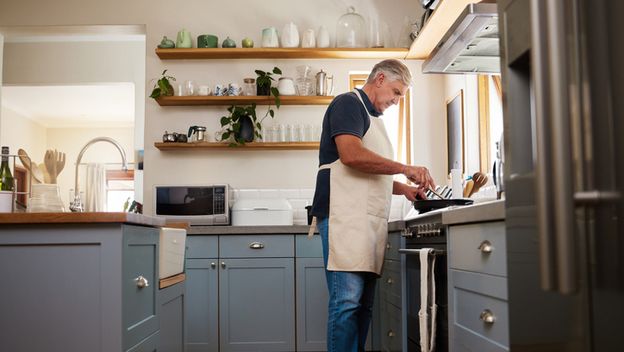 Muškarac kuha u kuhinji, ilustracija