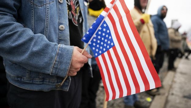 Američka zastava okrenuta naopako na prosvjed protiv ICE-a