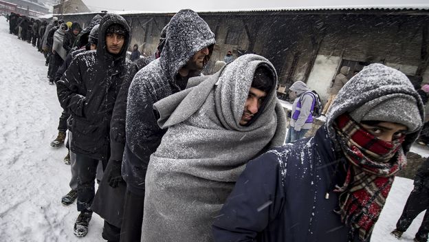 Migranti stoje u redu za hranu u prihvatilištu u Beogradu (Foto: AFP)