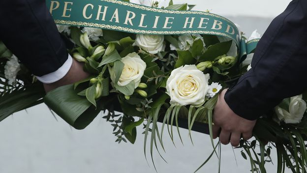 Polaganje vijenca na komemoraciji za 17 žrtava napada na Charlie Hebdou u Parizu (Foto: AFP)