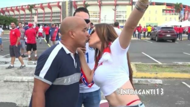 Panamskim navijačima nije bilo na kraj pameti da će ih nakon poljupca s druge strane dočekati duboki muški glas (FOTO: Screenshot)