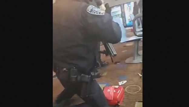 Policajac u kuglani u kojoj se dogodio napad (Foto: Screenshot AP)