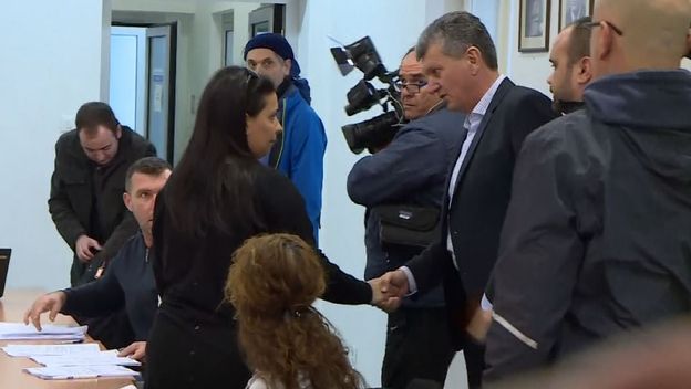 Ministar Kujundžić se rukuje s majkom preminulog dječaka Gabrijela (Foto: Dnevnik.hr)