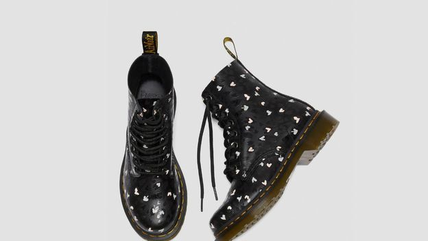 Čizme Dr. Martens ukrašene srcima - 1