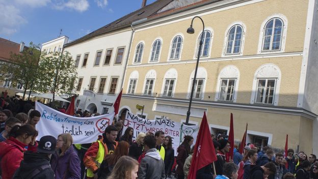 Prosvjednici protiv nacista okupljeni ispred rodne kuće Adolfa Hitlera (žuta kuća desno)