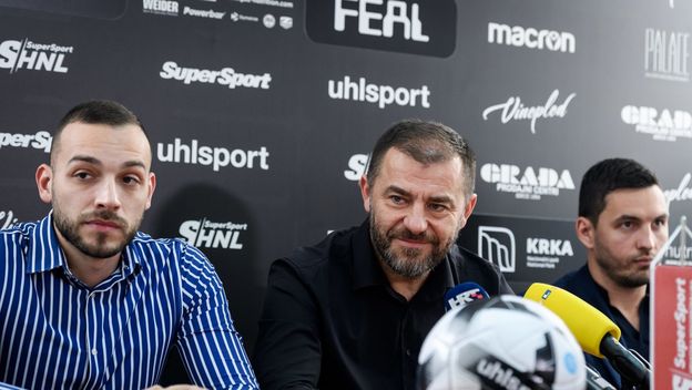 Željko Karajica (u sredini)