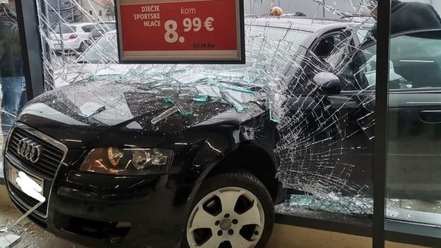 Audi završio u izlogu trgovine