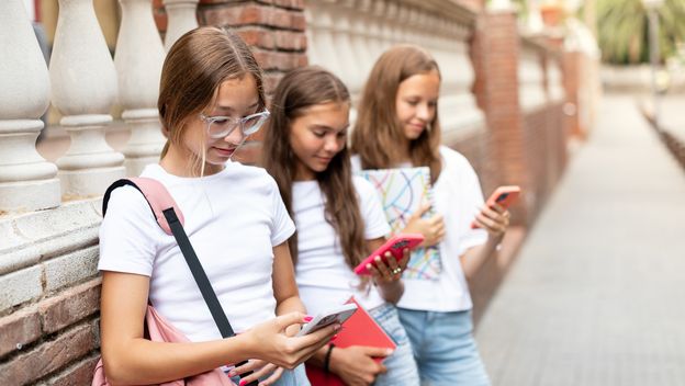 Tinejdžeri na pametnim telefonima, ilustracija
