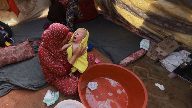 Majka kupa dijete u kampu u Pojasu Gaze