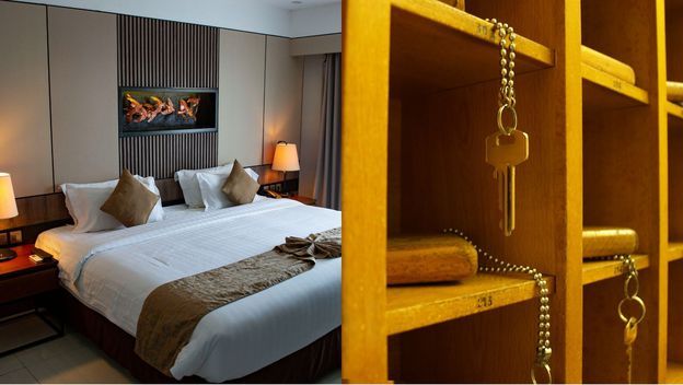 hotelska soba s velikim krevetom i ključevi soba na polici na recepciji