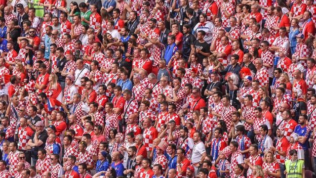 navijači hrvatske na sportskom događaju kako navijaju