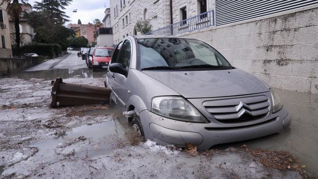 Kiša poplavila automobile u Splitu - 1