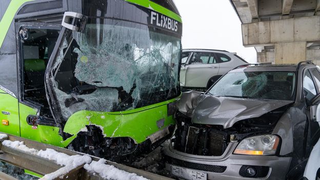 Prometna nesreća između automobila i busa