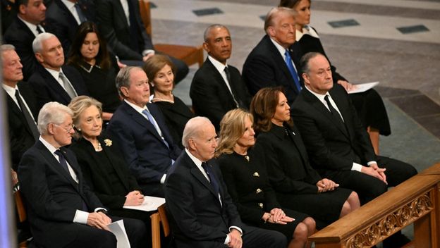 Joe i Jill Biden, Kamala Harris, Doug Emhoff, Bill Clinton, Hillary Clinton, George W. Bush i supruga Laura Bush, Barack Obama, Donald Trump i Melania