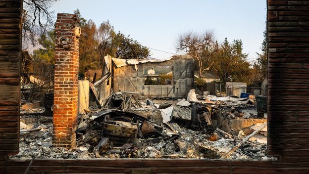 Spaljene ruševine kuće izgorjele u požaru u Altadeni