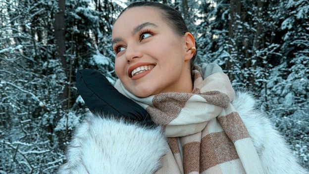 Sretna i nasmijana djevojka