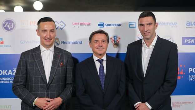 Niko Mihić (u sredini)