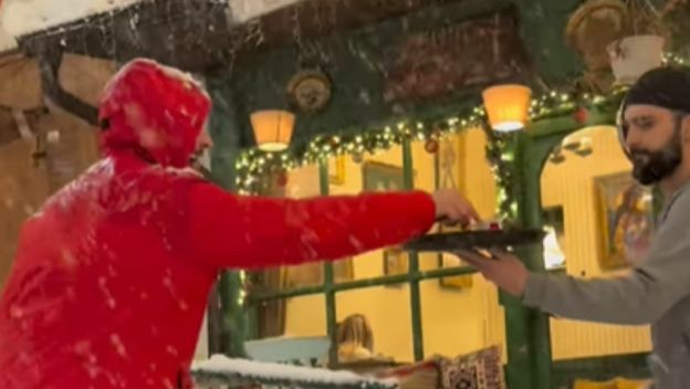 Naručivanje kave po snijegu u Sarajevu