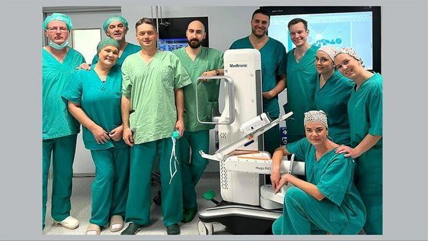 Robot asistent HUGO RAS i kirurški tim iz KBC Split