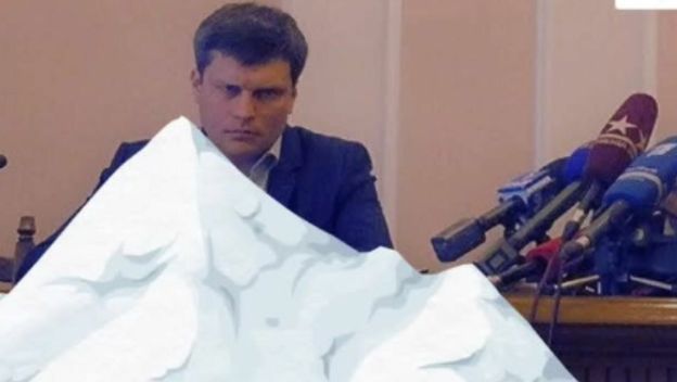 Namršteni muškarac u memeu oko snijega u Zagrebu