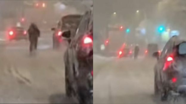 Muškarac koji skija kroz Sarajevo