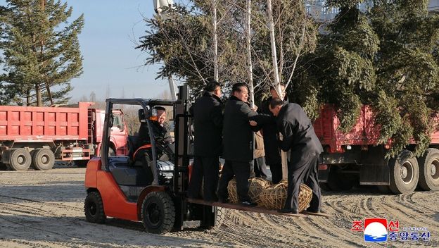 Kim Jong Un za volanom viljuškara i s lopatom u ruci - 10