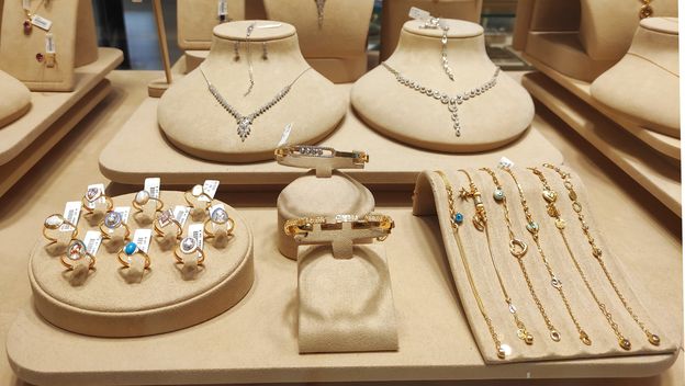 Kako se piše: zlatarna ili zlatarnica