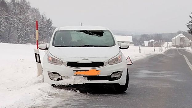 Komad leda pao s kombija i ozlijedio vozača auta