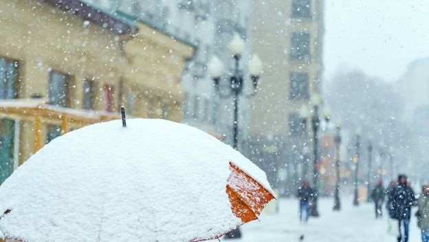 Kako se piše: sniježiti ili snježiti
