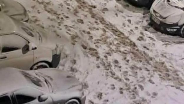 Snijegom prekriveni automobilu U Zagrebu s crtežima na staklima