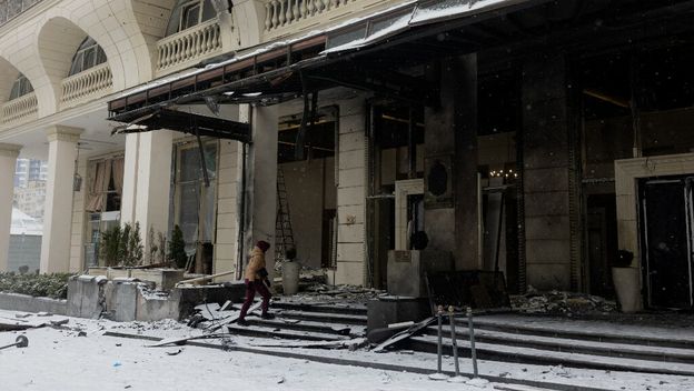 Oštećena zgrada u ruskom napadu na Kijev