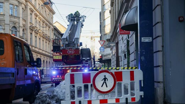 Pala fasada sa zgrade u Zagrebu - 1