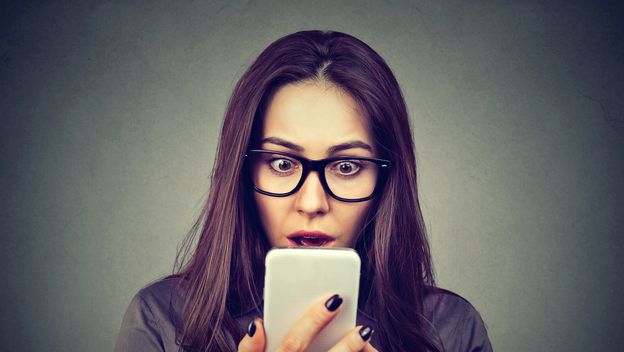 Šokirana žena gleda u telefon, ilustracija