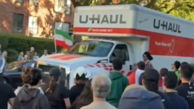 Kamion prošao kroz gomilu prosvjednika u Los Angelesu.