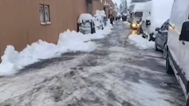 Parkiralište očišćeno od snijega s DIY ralicom