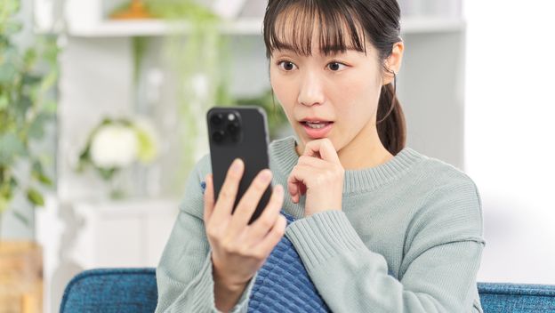 Žena gleda obavijest na telefonu, ilustracija