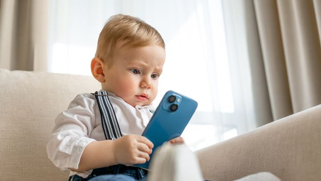 Malo dijete gleda u telefon, ilustracija