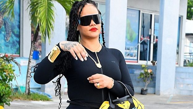 Rihanna u pripijenom crnom kompletu