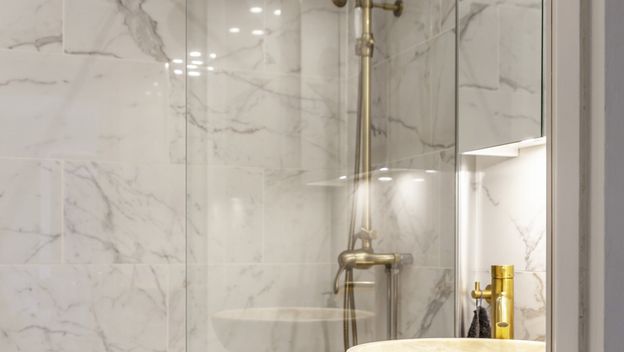 Tuš-kabine s pločicama koje imitiraju mramor - 8