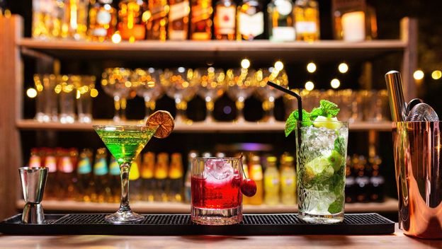 Kako se piše: koktel bar ili koktel-bar