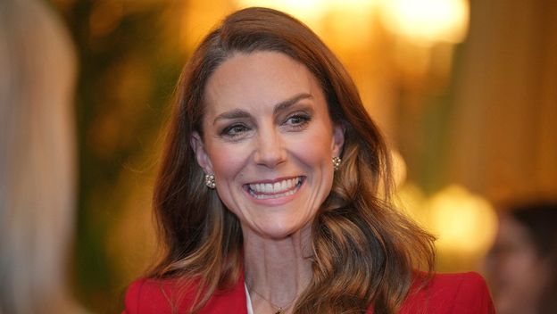 Catherine Middleton u crvenom odijelu na primanju za prijem za englesku žensku ragbijašku reprezentaciju - 5