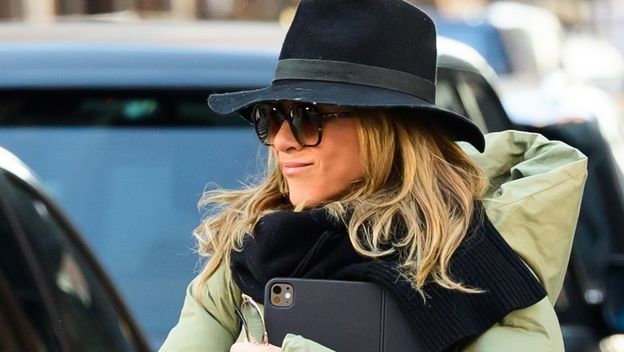 Jennifer Aniston u debeloj jakni i bijelim tenisicama - 5